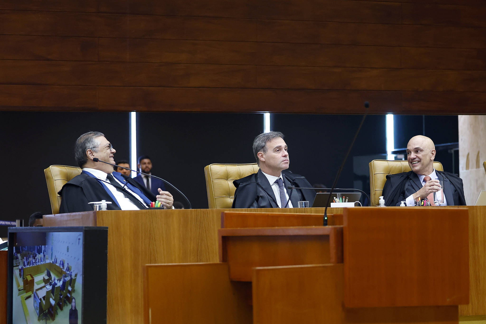 Dino sai em defesa de Moraes e diz que STF não pode seguir “tribunal do Facebook”