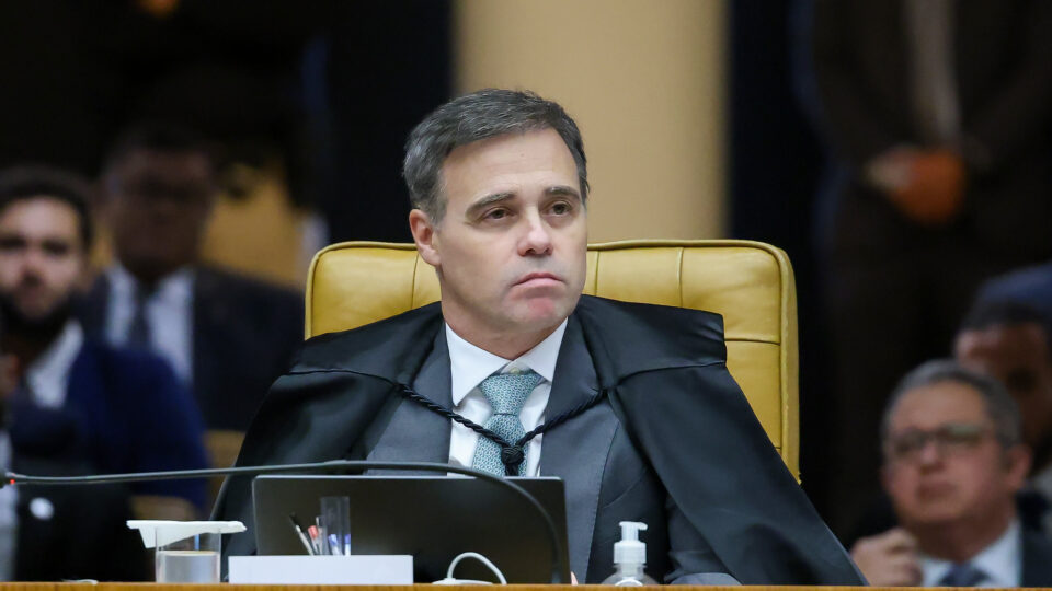 Mendonça cita compra de terno para defender apuração contra Moraes