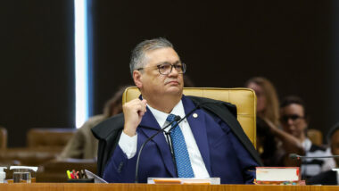 Sessão contou com embates entre alas opostas e deve ser retomada na próxima semana.