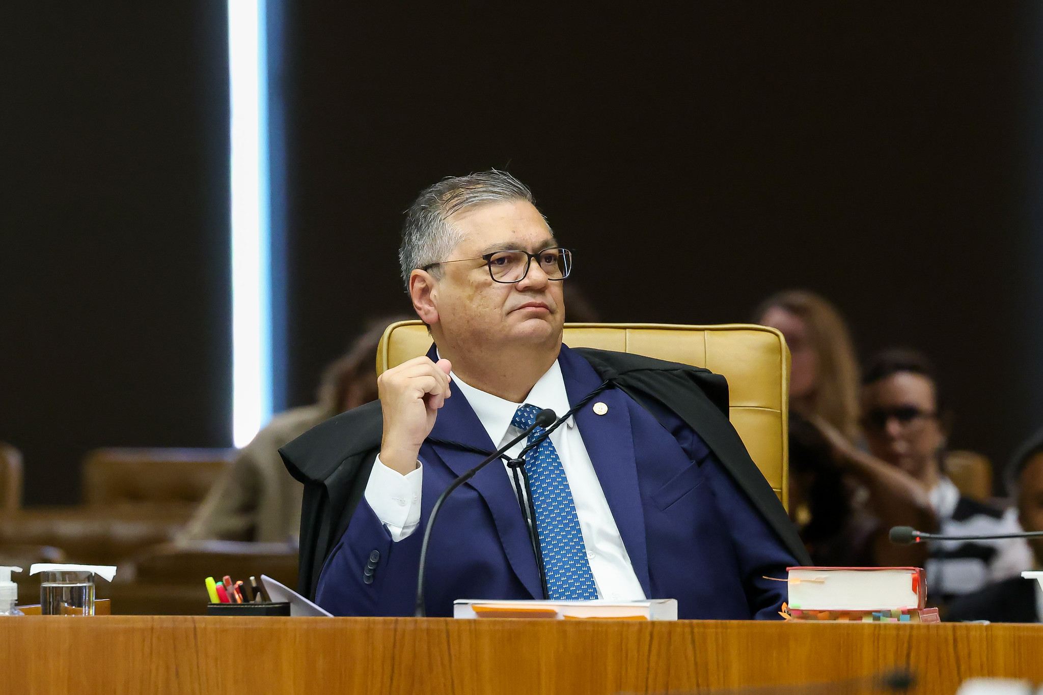 Dino adia julgamento de Moraes em meio a bate-boca entre ministros
