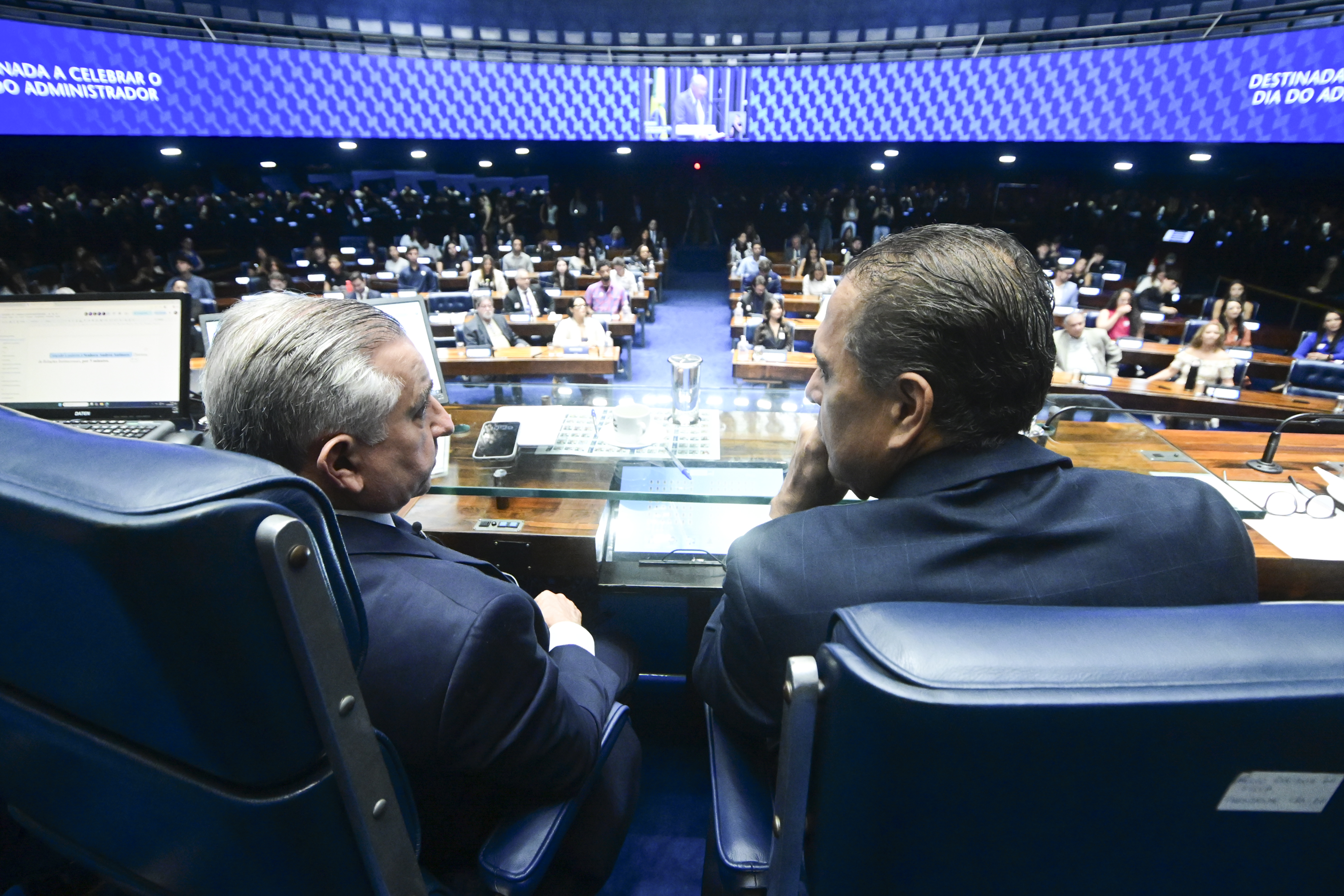 Quanto ganha e o que faz um senador?