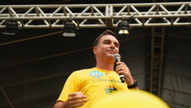 Flávio Bolsonaro explora crise do STF para desgastar Lula na reta final da campanha
