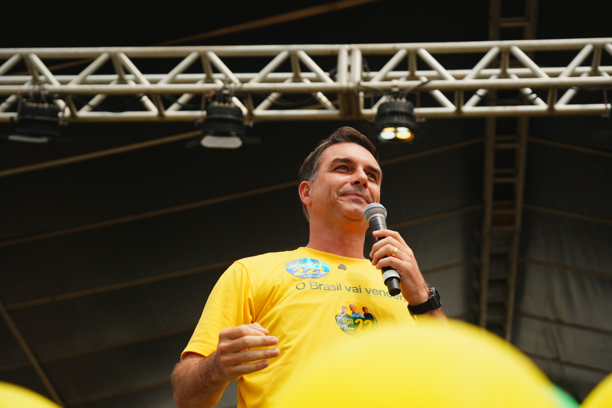 Flávio aposta em “efeito Moraes” e em crise do STF para desgastar Lula