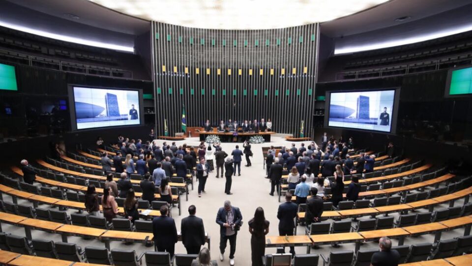 Quanto ganha e o que faz um deputado federal?
