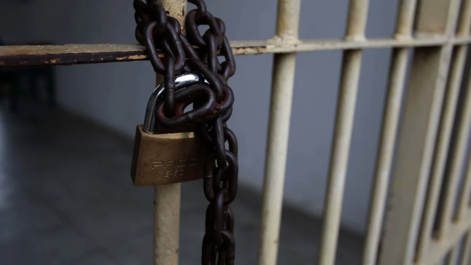 Redução no tempo entre crime e aplicação de pena poderia reduzir o crime no Brasil?