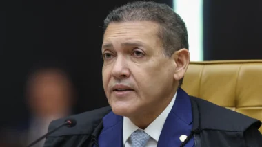 Troca de mensagens entre ministros do STF expõe embates envolvendo Kassio Nunes Marques, Gilmar Mendes e Luiz Fux.