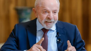 Lula resgata crise da pandemia em nova ofensiva contra Flávio Bolsonaro.