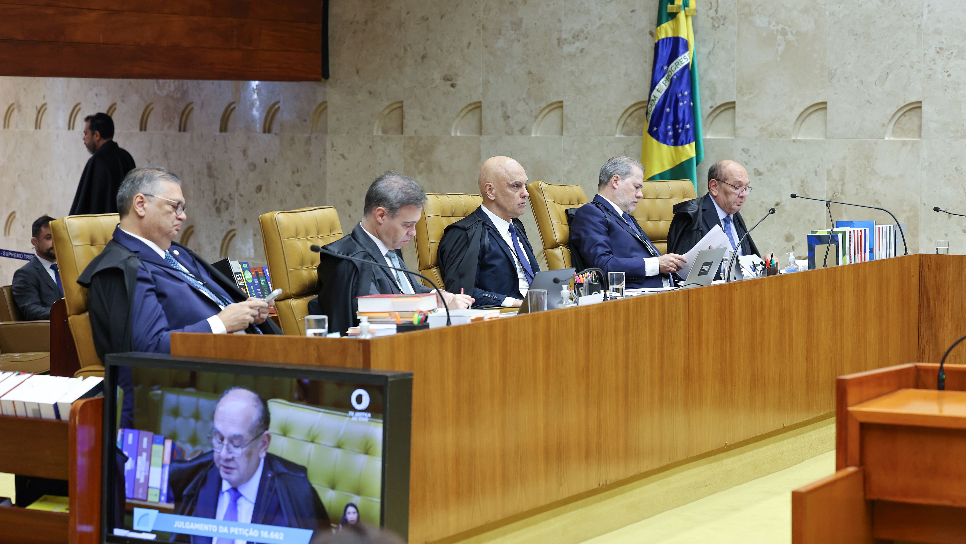 No julgamento de Moraes no STF, a gangue do mal tratorou André Mendonça e o presidente da corte, Edson Fachin.