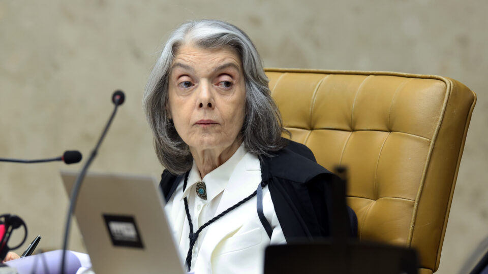 Cármen Lúcia lamenta descrença nas instituições em meio à crise no STF