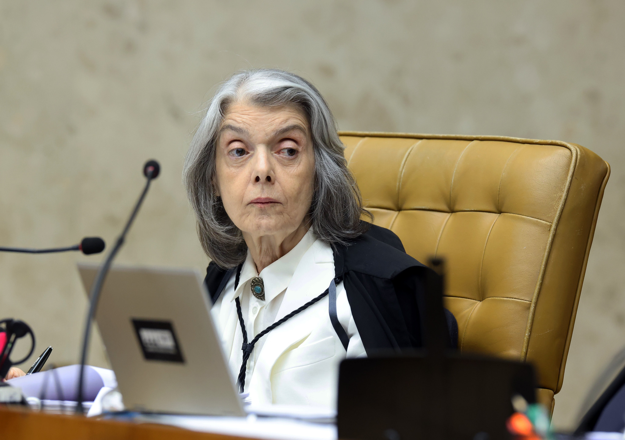 Cármen Lúcia lamenta descrença nas instituições em meio à crise no STF