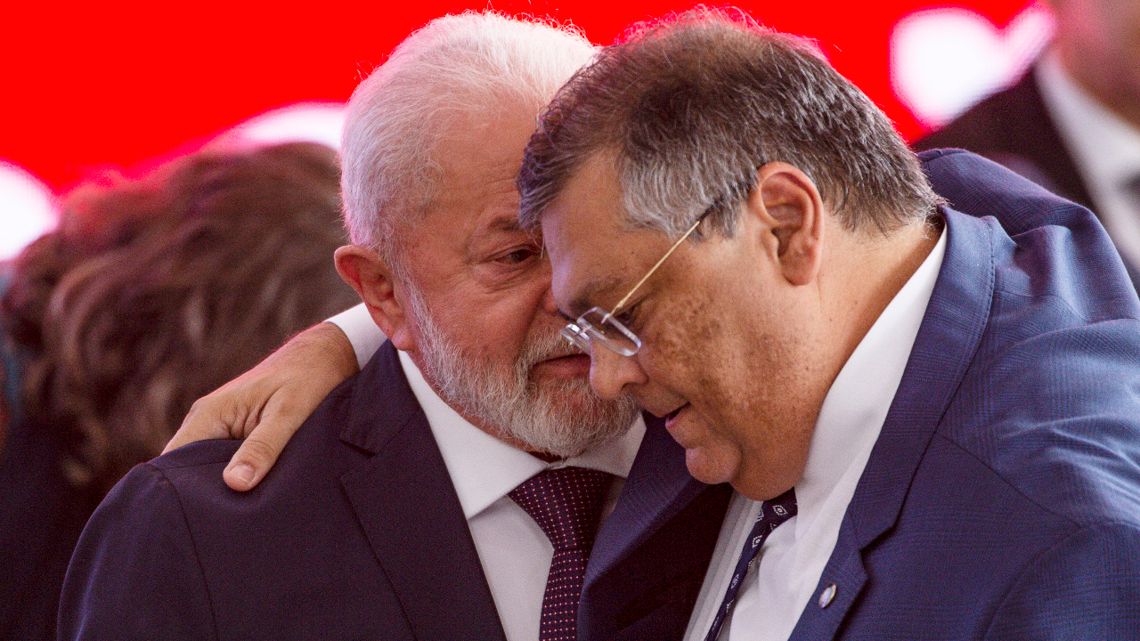 Flávio Dino suspende julgamento de Moraes e associa governo Lula ao caso