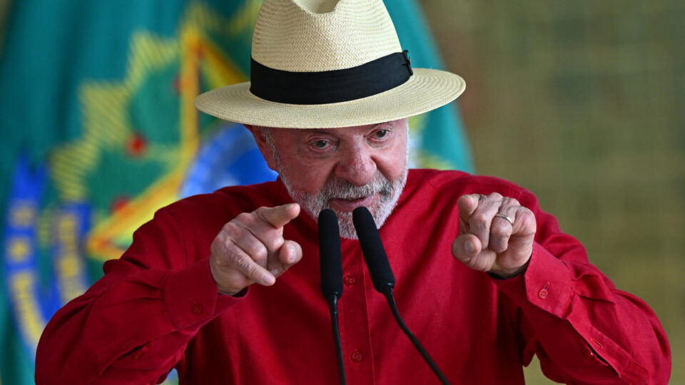 Lula diz que usava "sangue de Cristo" para explicar o vermelho da bandeira do PT