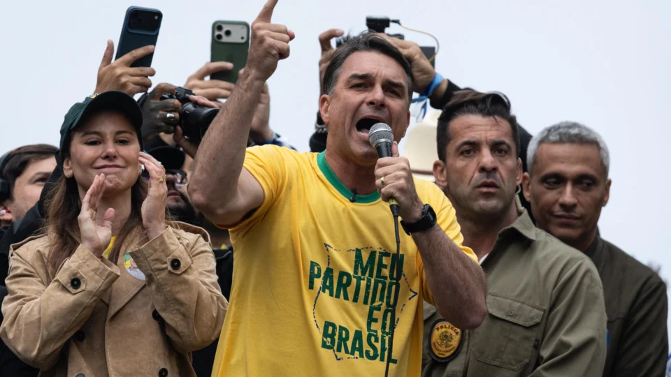 Flávio Bolsonaro Quaest crescimento pesquisas