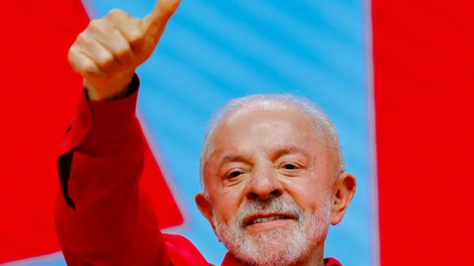 Lula sobe o tom contra Flávio e Eduardo Bolsonaro e diz que o Brasil não comporta político vira-lata.