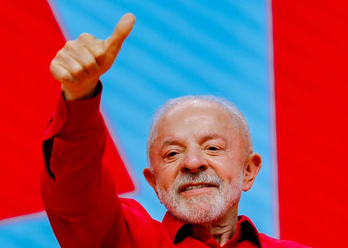 “De dia mostra a bandeira nacional e de noite vai ficar de quatro para os EUA”, diz Lula sobre irmãos Bolsonaro