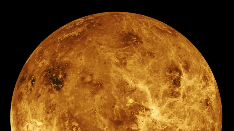 A combinação entre a distância da Terra e a porção iluminada do planeta determina o brilho aparente de Vênus.