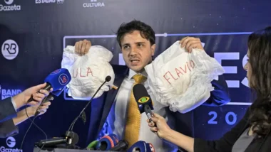 Renan Santos acusa Lula de compra de votos com reajuste do Bolsa Família e critica Flávio Bolsonaro pela defesa do benefício.