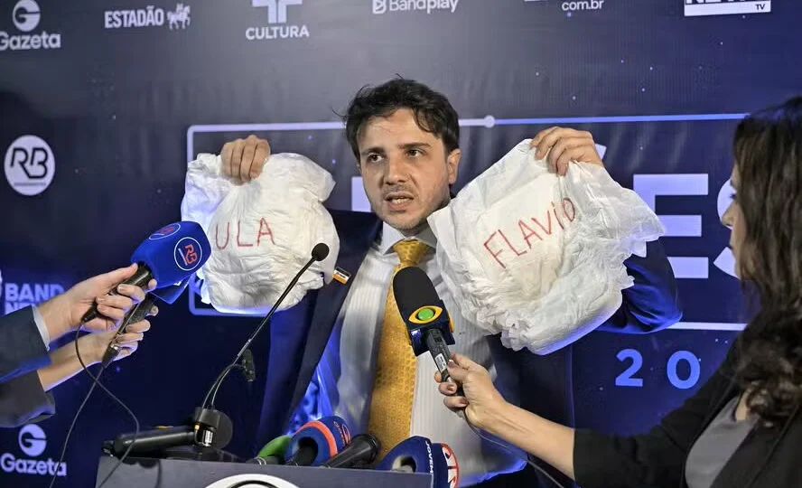 Renan Santos acusa Lula de compra de votos com reajuste do Bolsa Família e critica Flávio Bolsonaro pela defesa do benefício.