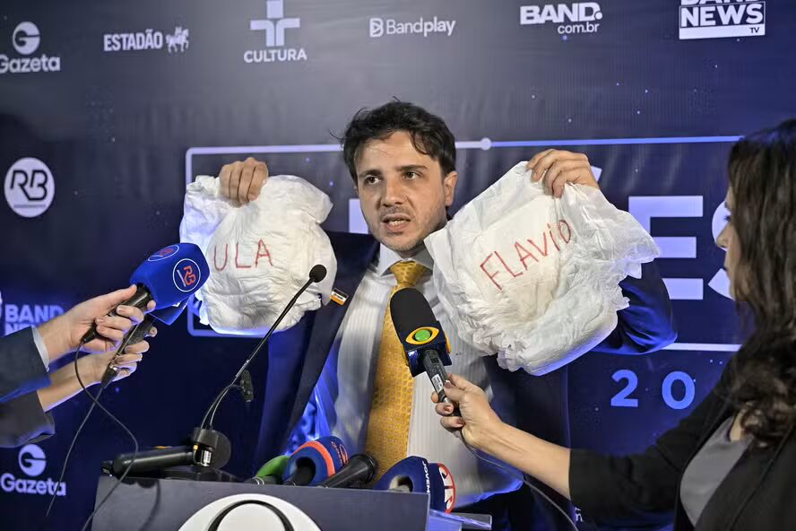 Renan Santos acusa reajuste de Lula no Bolsa Família de compra de votos e critica Flávio por defender benefício
