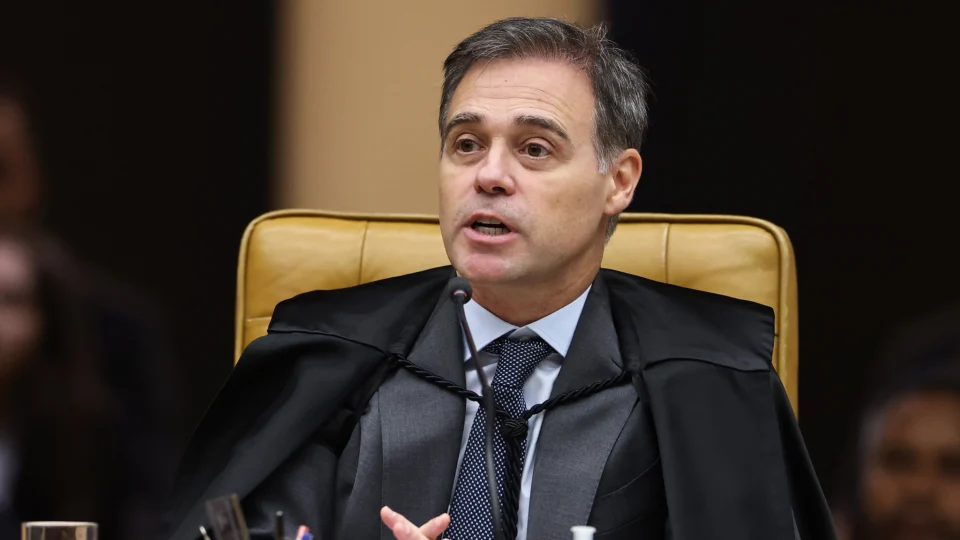 Abaixo-assinado em apoio a André Mendonça supera 525 mil assinaturas em meio à crise no STF.