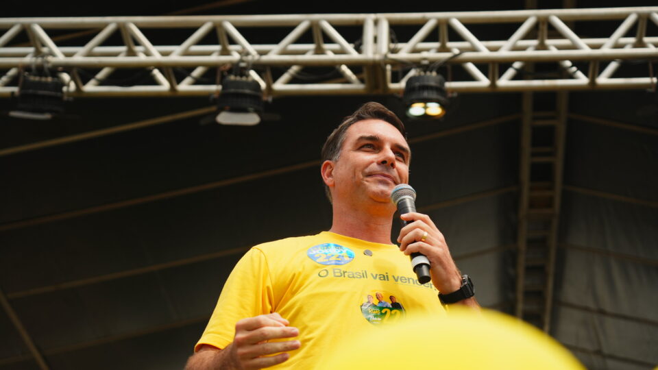 Flávio Bolsonaro chama reajuste do Bolsa Família de ato de desespero de Lula