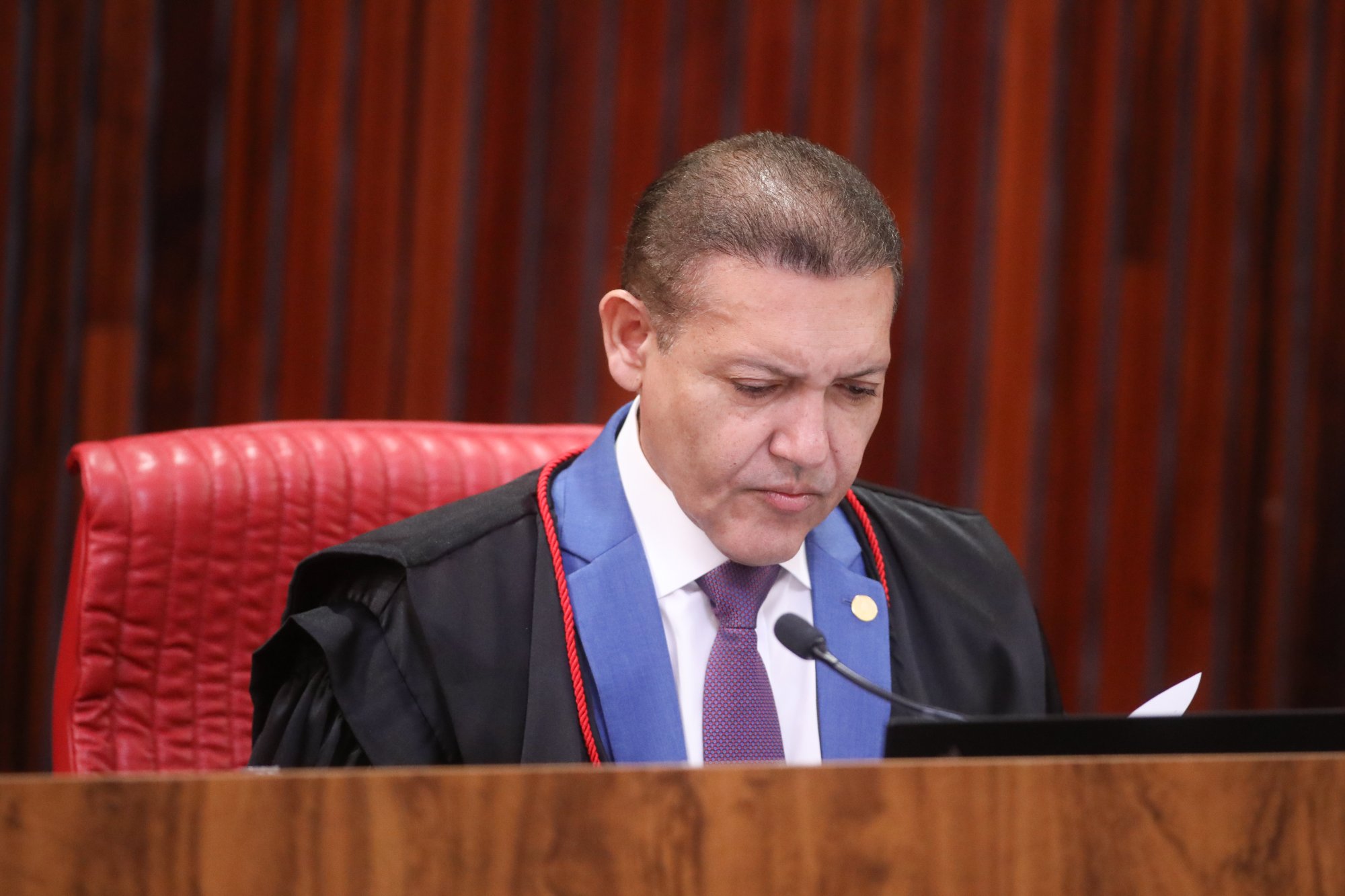 Nunes Marques recua de julgamento após sofrer pressões em várias frentes