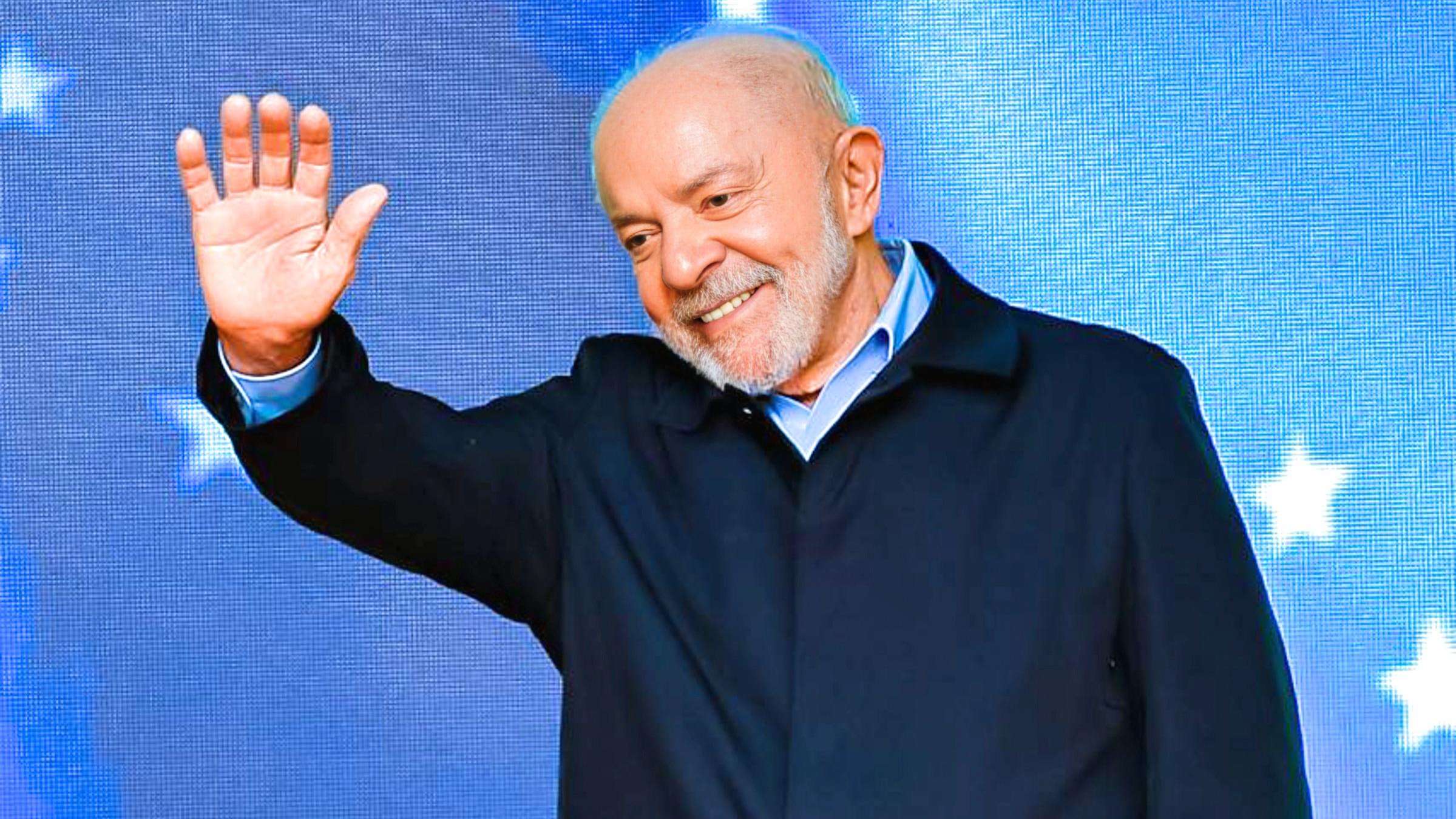 A 17 dias da eleição, Lula anunciou reajuste de 15% no Bolsa Família.