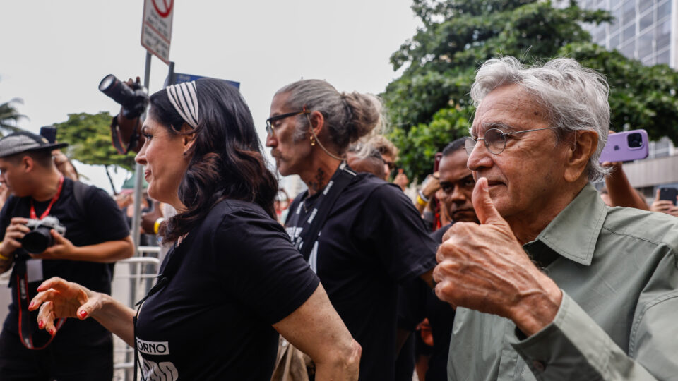 Nata dos artistas reaparece para “fazer o L” e pedir voto em Lula na reta final da campanha