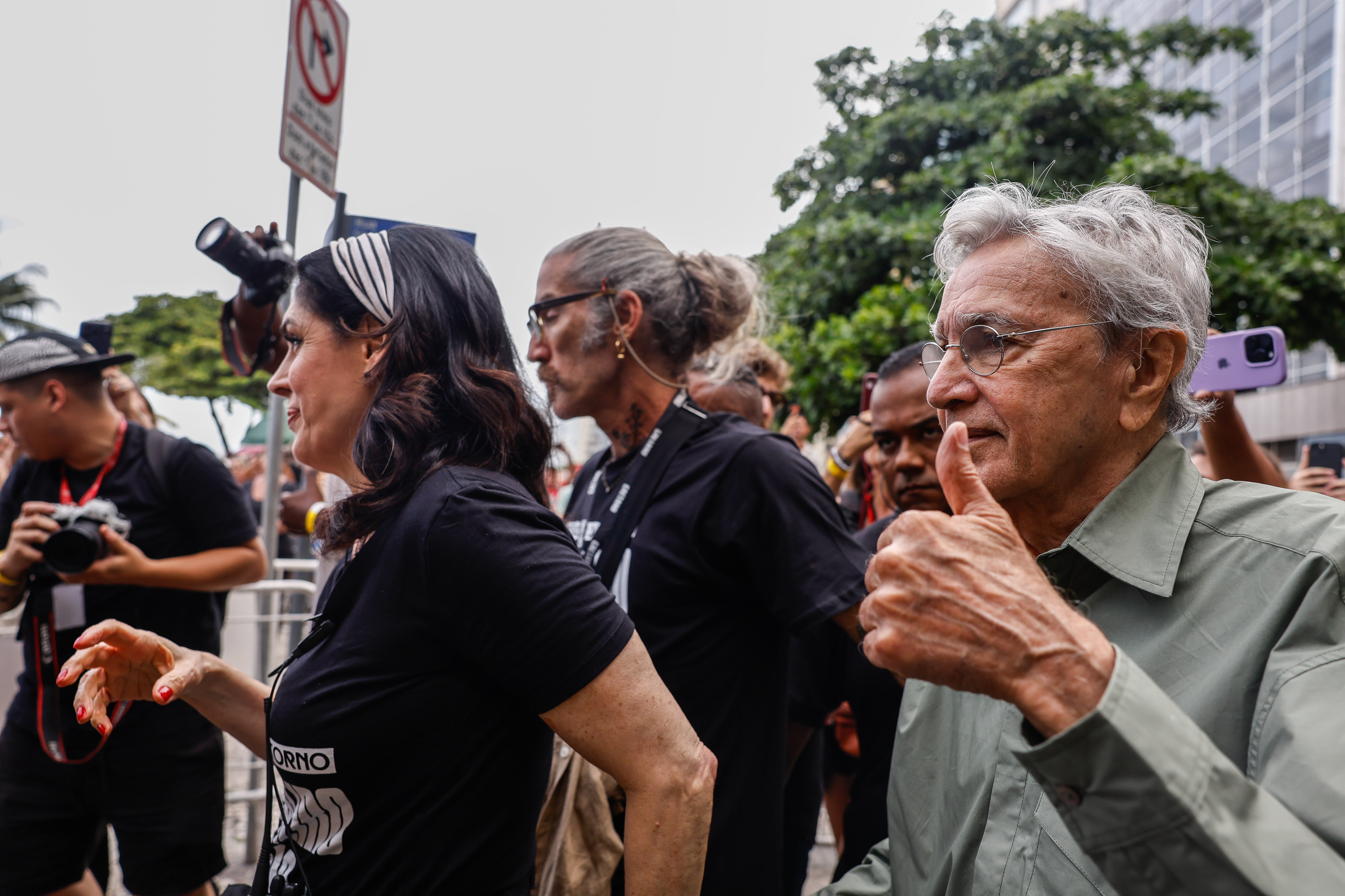 Nata dos artistas reaparece para “fazer o L” e pedir voto em Lula na reta final da campanha