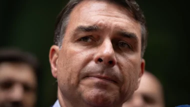 Flávio Bolsonaro diz que não autorizou ação de Zé Trovão contra reajuste do Bolsa Família