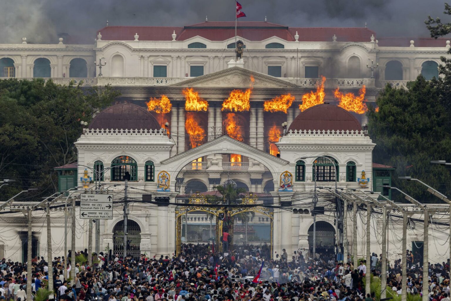Protestos liderados por jovens derrubam governo do Nepal em crise histórica
