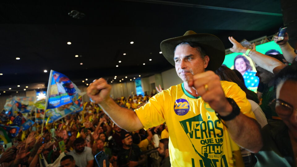 Flávio Bolsonaro anuncia recrutamento para fiscalizar urnas eletrônicas