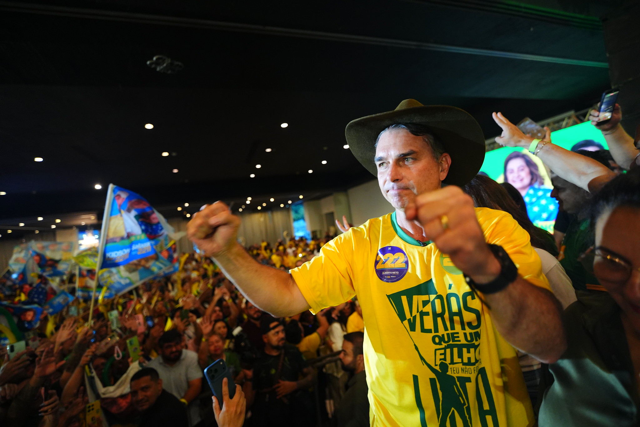 Flávio Bolsonaro anuncia recrutamento para fiscalizar urnas eletrônicas