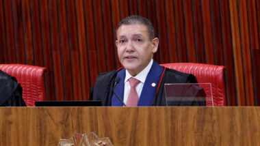 Presidente do TSE prestava homenagem a ministro em sua última sessão como membro efetivo.
