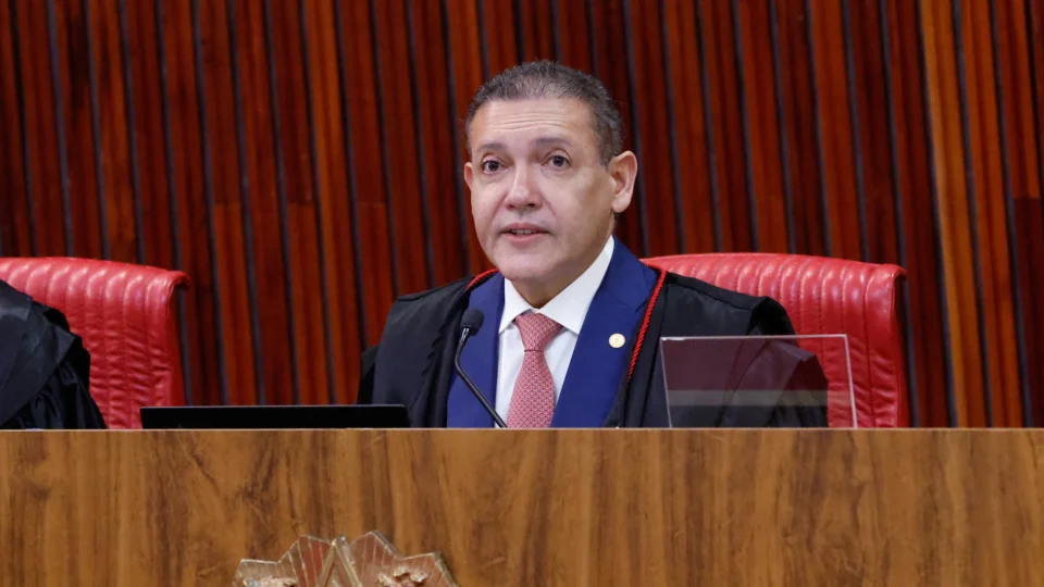 Presidente do TSE prestava homenagem a ministro em sua última sessão como membro efetivo.