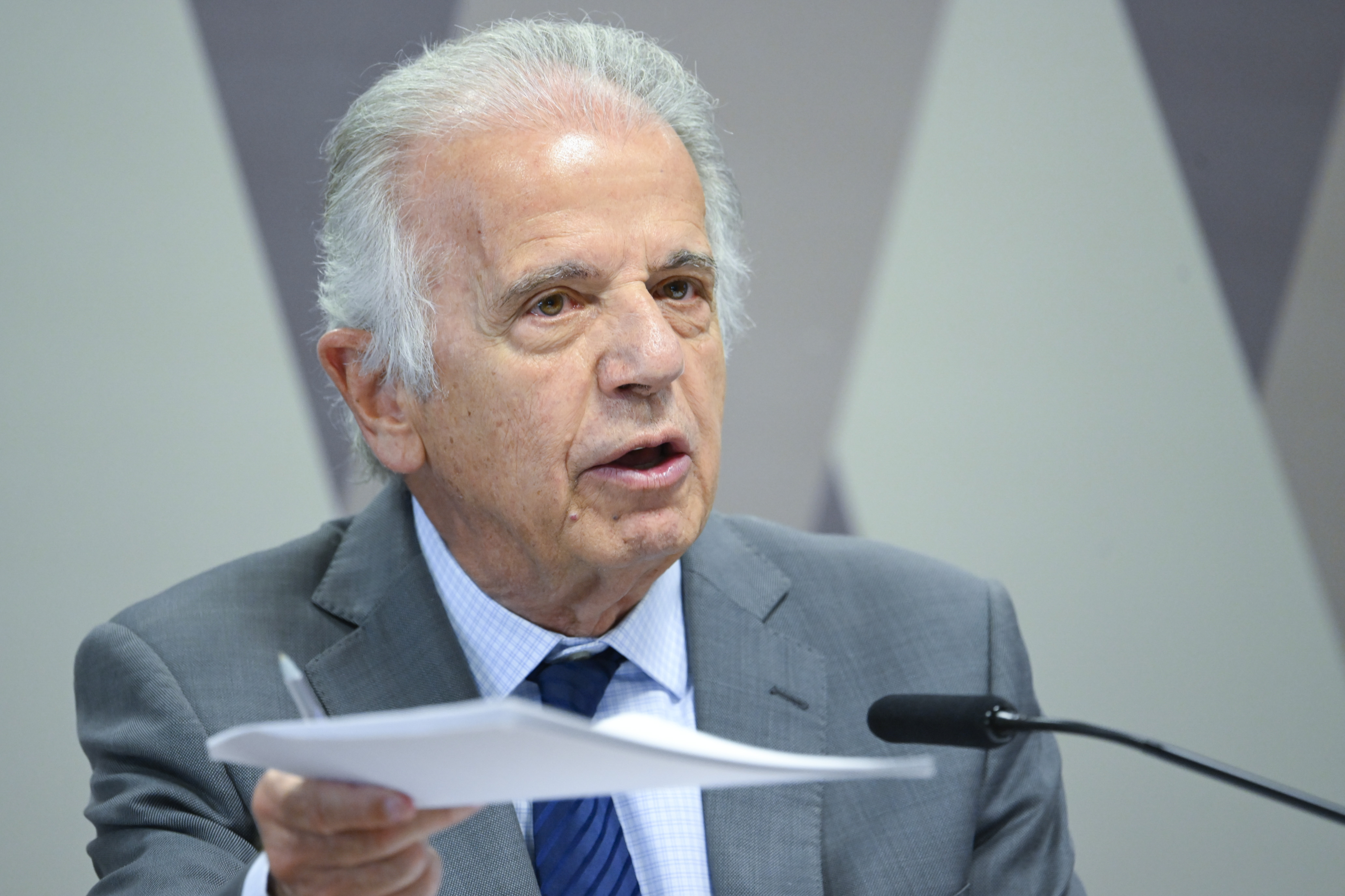 Ministro da Defesa tem celular clonado; golpistas perguntam se vítimas usam Android ou iPhone