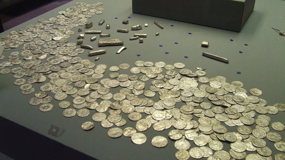 Tesouro da Era Viking, moedas e barras de prata.