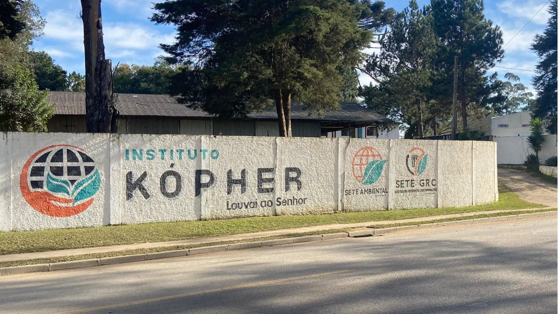 A imagem apresenta a entrada do Instituto Kópher, com o objetivo de destacar a identidade da ONG.