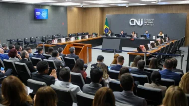 O Conselho Nacional de Justiça (CNJ) é uma das principais instituições do sistema de Justiça brasileiro, responsável por promover o controle administrativo e financeiro do Poder Judiciário e contribuir para o aprimoramento de sua atuação. A imagem registra uma sessão no plenário do órgão, em Brasília.