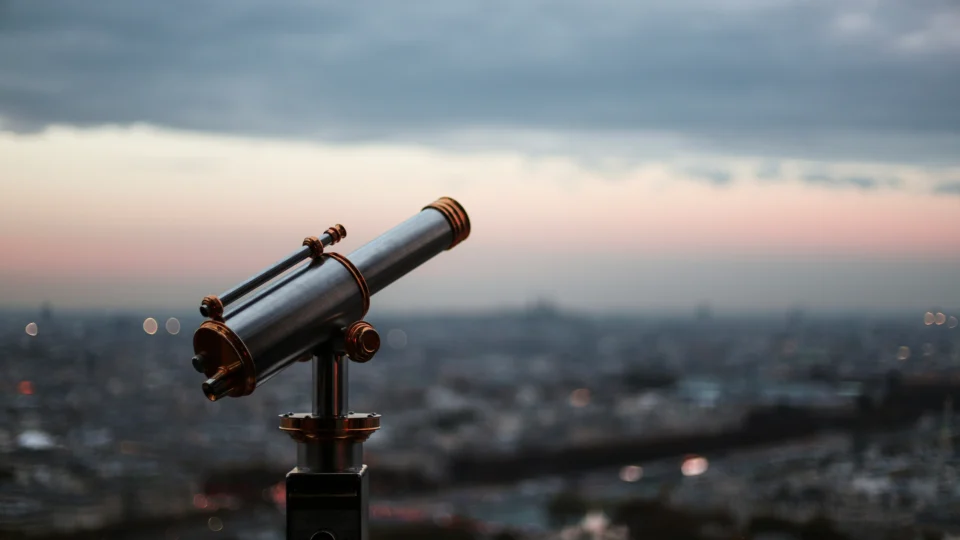 A observação telescópica revela a fase de Vênus, enquanto o brilho intenso permite encontrá-lo facilmente a olho nu.
