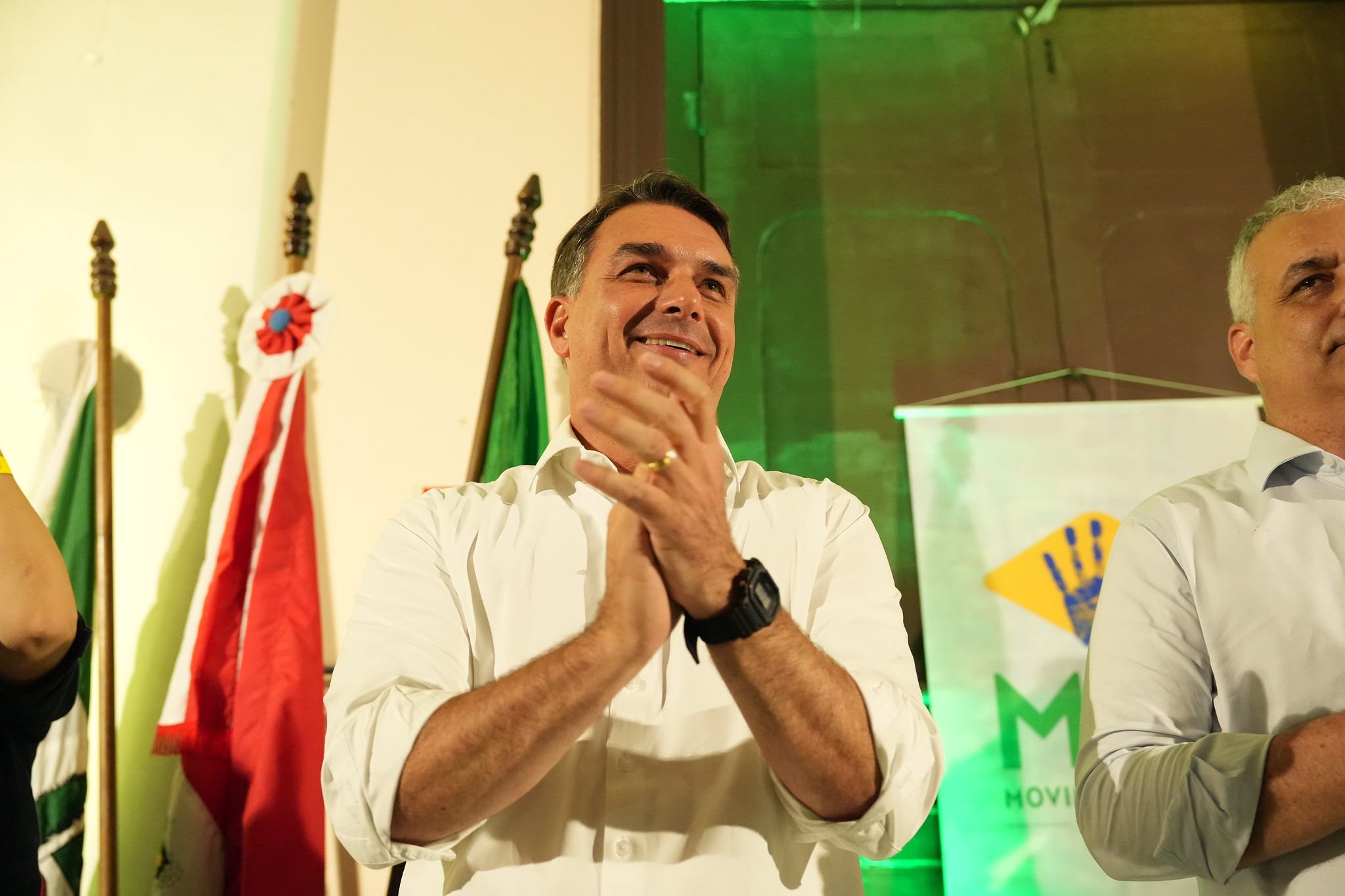 Campanha de Flávio Bolsonaro (PL) analisa aproximação das intenções de voto nas pesquisas para atrair eleitores de outros candidatos de oposição, já para a votação de primeiro turno.