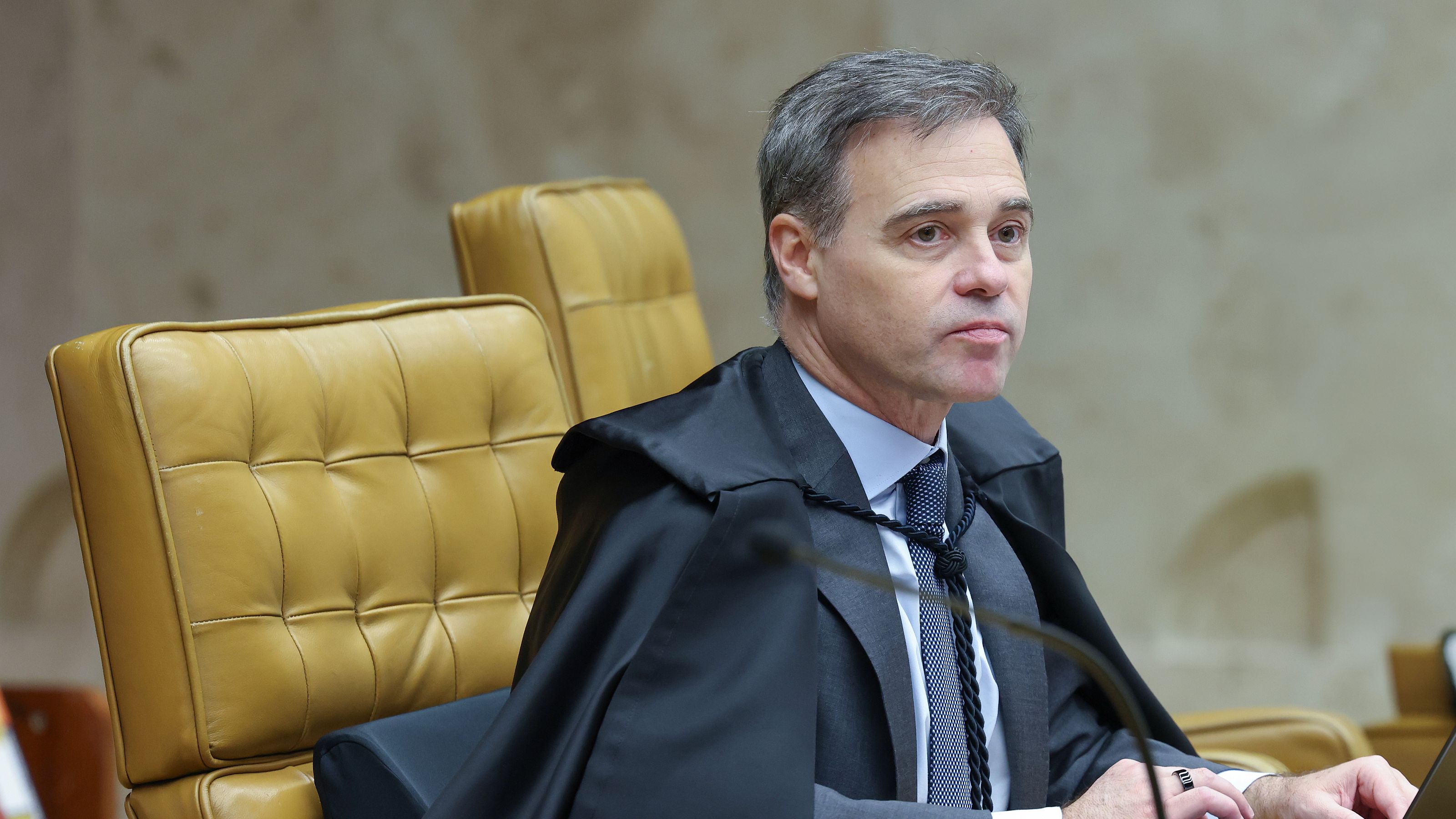 O duelo entre a fé e a força no plenário do STF