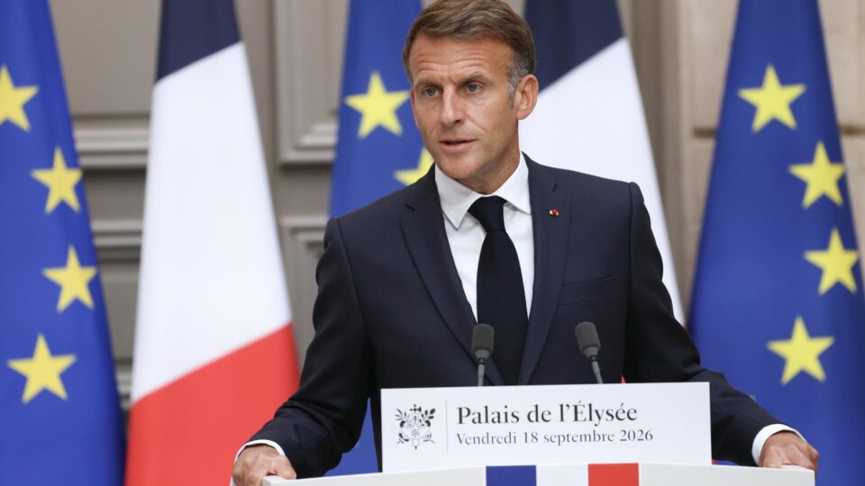 Macron reúne líderes políticos e manda França se preparar contra ataques híbridos da Rússia