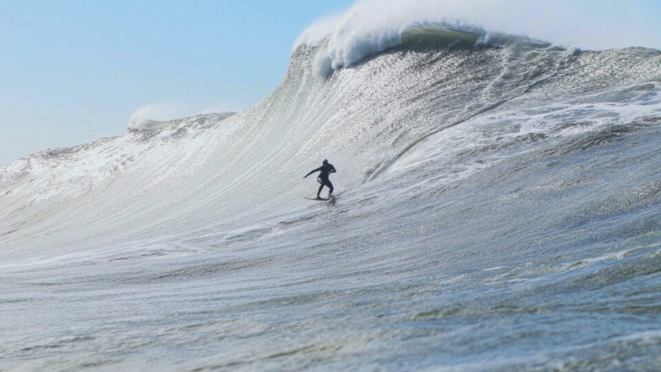 Onde fica a praia com a maior onda do Brasil