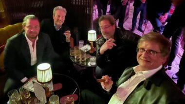 Procurador-geral minimizou relação com banqueiro, mas imagem mostra encontro entre os dois.