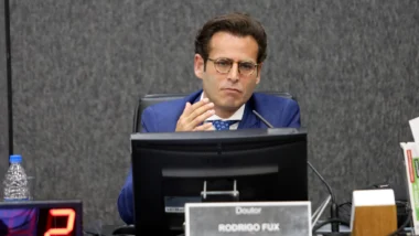 Mensagens demonstram relação entre Rodrigo Fux e Daniel Vorcaro e mencionam e-mail funcional do Supremo.
