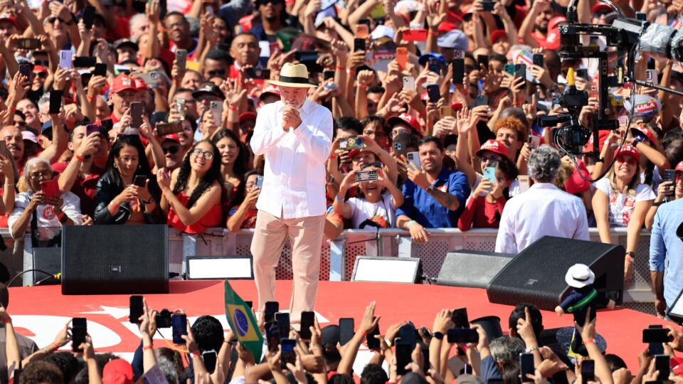 Lula diz em comício que quer vencer a eleição para "manter Bolsonaro na cadeia"