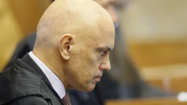 Vídeo mostra Moraes e Viviane desembarcando de jatinho ligado a Vorcaro
