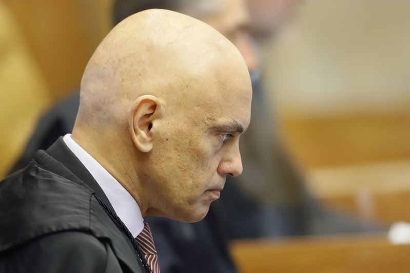 Vídeo mostra Moraes e Viviane desembarcando de jatinho ligado a Vorcaro