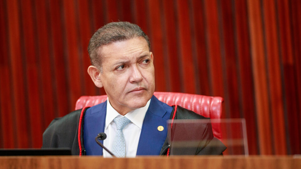Kassio Nunes acuado no TSE assiste Gilmar autorizar Bolsa Família durante campanha
